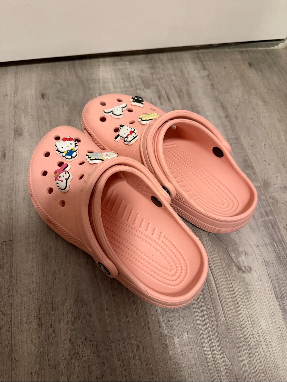 Crocs - Classic Clogs w Hello Kitty jibbitz !!